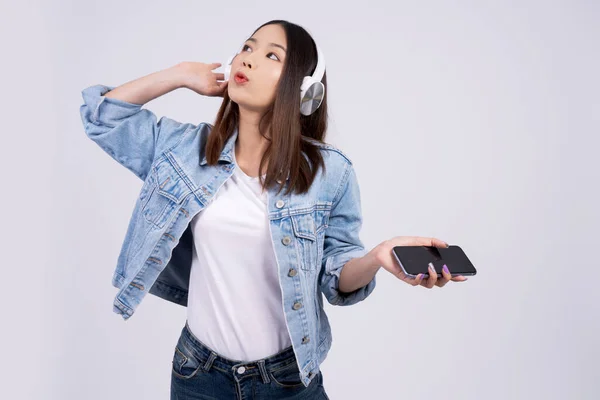 携帯電話のアプリで音楽を聴いている美しい女性は — ストック写真