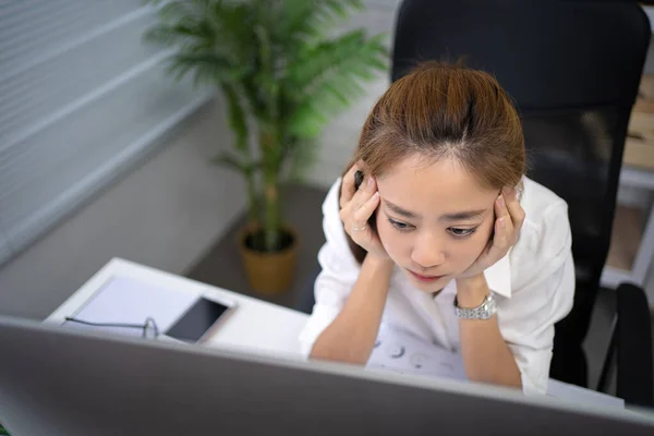 Mujer Negocios Estrés Del Trabajo Estaba Cansada Trabajar Oficina — Foto de Stock