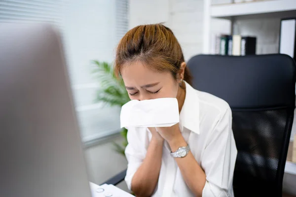 Joven Empresaria Está Enferma Estornuda Tose Oficina — Foto de Stock