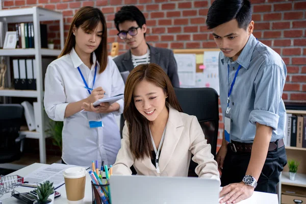 Grupo Jóvenes Empresarios Asiáticos Está Analizando Gráficos Computadoras Oficina — Foto de Stock