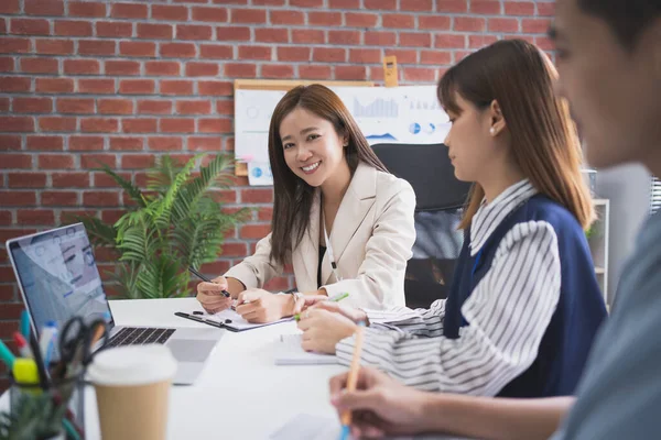 Retrato Una Joven Empresaria Con Colega Lugar Trabajo — Foto de Stock