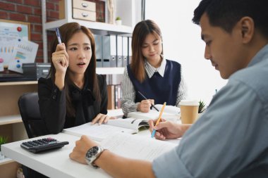 Bir grup Asyalı öğrenci kütüphanede dersleri anlatıyor..