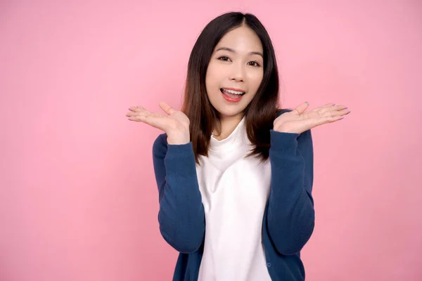 Asian Girls Shocked Excited Pink Background — Stock Photo, Image