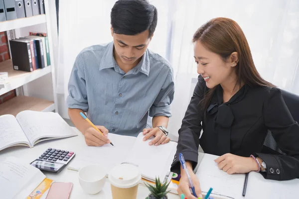 Grupos Asiáticos Están Haciendo Una Lluvia Ideas Sobre Sus Tareas — Foto de Stock