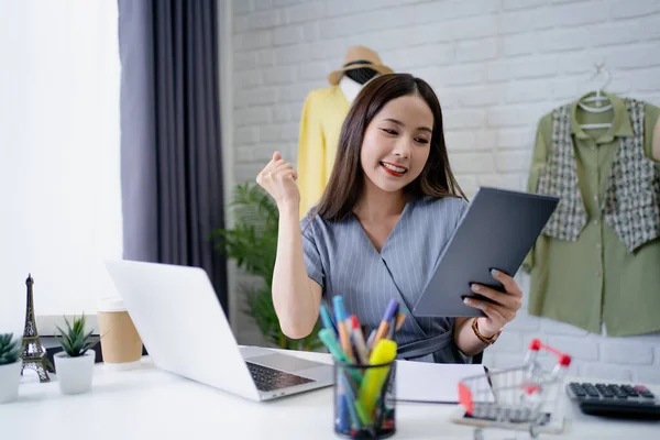 Empezar Dueño Una Pequeña Empresa Joven Mujer Asiática Está Satisfecho — Foto de Stock