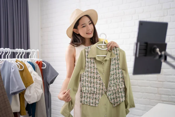 Азиатские Женщины Продающие Модную Одежду Социальных Сетях Представляет Рубашку — стоковое фото