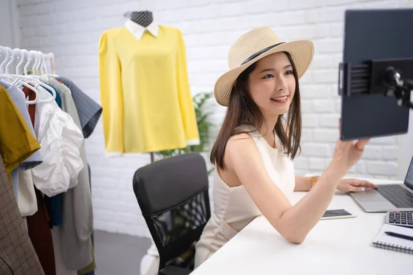 Aziatische Vrouwen Die Kleding Verkopen Zijn Online Glimlachte Controleerde Bestelling — Stockfoto