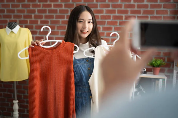Aziatische Vrouwen Pronken Met Shirts Die Online Koop Zijn Met — Stockfoto