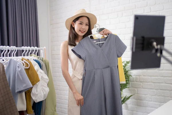 Азиатские Женщины Продающие Одежду Онлайн Представляют Модную Одежду Болтают Планшетах — стоковое фото