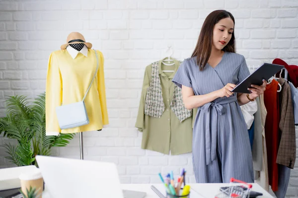 Aziatische Vrouwen Verkopen Kleding Online Check Stock Voordat Live Gaat — Stockfoto