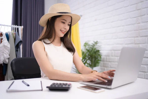Woman Selling Clothes Online Talks Customers Computer — Stock Photo, Image