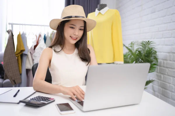 Ženy Prodávající Oblečení Online Usmívají Když Chatují Svými Zákazníky Online — Stock fotografie