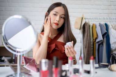 Güzel Asyalı blogcu cilt bakım kremi kullanıyor.