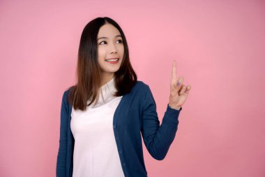 Asyalı güzel kadın ve pembe arka planı gösteren parmak..