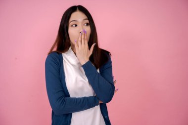 Asyalı kadın şok oldu. Ağzını bir fotokopi aletiyle kapatıyor..