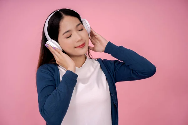 Aziatische Vrouwen Luisteren Naar Hun Favoriete Liedjes Een Roze Achtergrond — Stockfoto