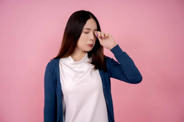 Beautiful Asian Woman Standing Crying Pink Background Studio Sad Concept — Stock Photo, Image