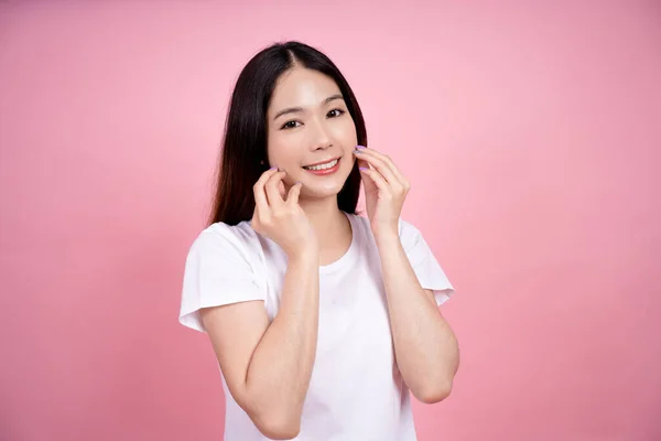 Mooie Aziatische Vrouw Aanraken Haar Wang Een Roze Achtergrond — Stockfoto