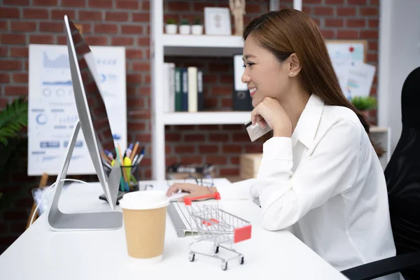 Mujeres Asiáticas Compras Línea Ella Tiene Una Tarjeta Crédito Escritorio — Foto de Stock