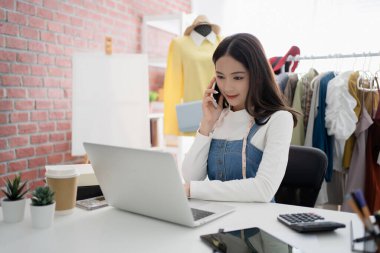 İnternette kıyafet satan Asyalı kadınlar müşterilerin sorularını telefonla cevaplıyorlar. Sosyal medyada canlı yayında..