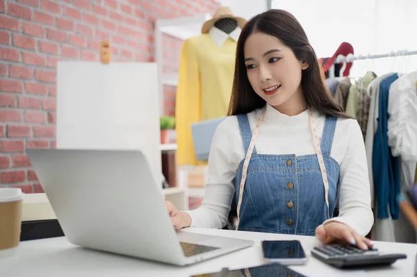 Aziatische Vrouwen Die Online Kleding Verkopen Beantwoorden Vragen Van Klanten — Stockfoto