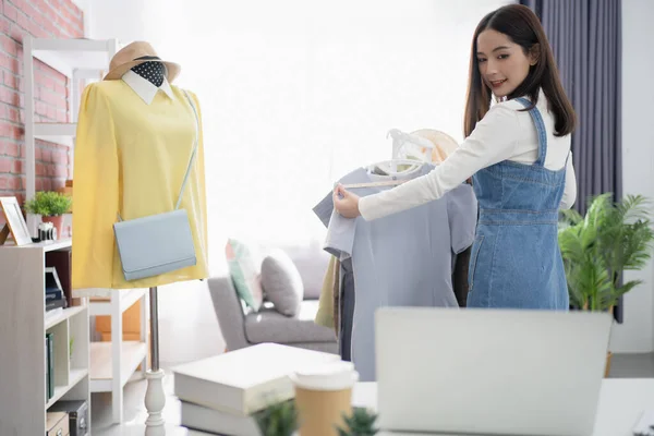 Startende Bedrijven Die Kleding Online Verkopen Sociale Media Laptop — Stockfoto