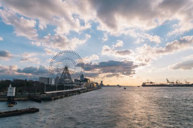 Osaka, Japonya-6 Aralık 2017-Bu fotoğraf Santa Maria limanında gün batımı nda aji nehri, Osaka körfezinde seyir sırasında gezi yolcu gemisinde gün batımı sırasında çekildi, Tempozan Dönme Dolap görebilirsiniz 