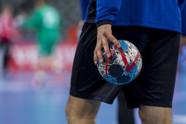 Hentbol için topu tutan oyuncu