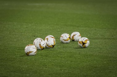 Zagreb, Hırvatistan - 21 Şubat 2019: Uefa Avrupa Ligi 2018 / 2019, Gnk Dinamo vs. Viktoria Plzen. Oyun sahasında resmi futbol topları