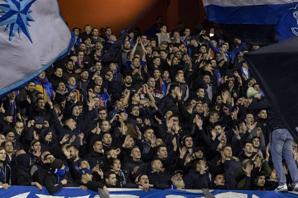 ЗАГРЕБ, КРОАТИЯ - 21 февраля 2019 года: Лига Европы УЕФА 2018 / 2019, GNK Dinamo vs. Viktoria Plzen. Сторонники Динамо на трибуне
