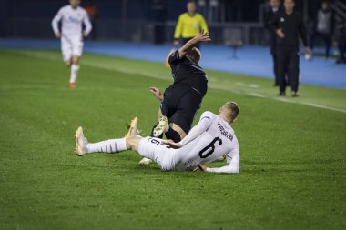 Zagreb, Hırvatistan - 21 Şubat 2019: Uefa Avrupa Ligi 2018 / 2019, Gnk Dinamo vs. Viktoria Plzen. Savaşta Dani Olmo (7) ve Roman Prochazka (6))