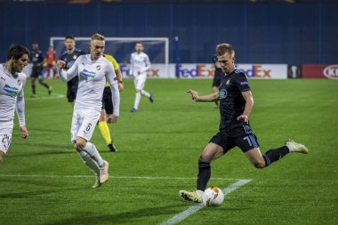 Zagreb, Hırvatistan - 21 Şubat 2019: Uefa Avrupa Ligi 2018 / 2019, Gnk Dinamo vs. Viktoria Plzen. Savaşta Dani Olmo (7) ve Roman Hubnik (4))