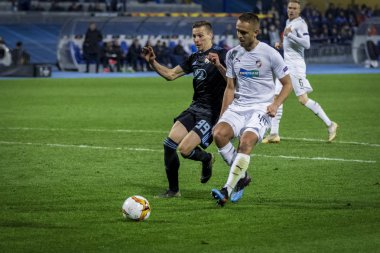 Zagreb, Hırvatistan - 21 Şubat 2019: Uefa Avrupa Ligi 2018 / 2019, Gnk Dinamo vs. Viktoria Plzen. Harekette Mislav Orsiç (99) ve Ludek Pernica (44)) 