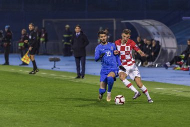 Zagreb, Hırvatistan - 21 Mart 2019: Uefa Euro 2020 Ön eleme turu. Hırvatistan Azerbaycan 'a karşı. Eylemde Borna Barisiç (3) ve Mahir Madatov (10))