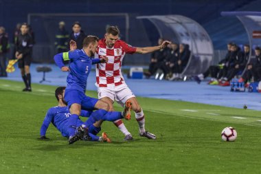 Zagreb, Hırvatistan - 21 Mart 2019: Uefa Euro 2020 Ön eleme turu. Hırvatistan Azerbaycan 'a karşı. Eylemde Borna Barisiç (3) ve Maksim Medvedev (5))