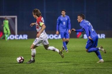 Zagreb, Hırvatistan - 21 Mart 2019: Uefa Euro 2020 Ön eleme turu. Hırvatistan Azerbaycan 'a karşı. Harekette Luka Modriç (10) ve Gara Garayev (2))