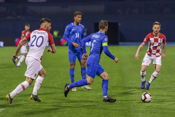 Zagreb, Hırvatistan - 21 Mart 2019: Uefa Euro 2020 Ön eleme turu. Hırvatistan Azerbaycan 'a karşı. Harekette Maksim Medvedev (5) ve Bruno Petkoviç (20))