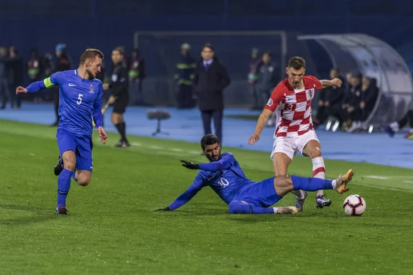 Zagreb, Hırvatistan - 21 Mart 2019: Uefa Euro 2020 Ön eleme turu. Hırvatistan Azerbaycan 'a karşı. Eylemde Borna Barisiç (3) ve Mahir Madatov (10))