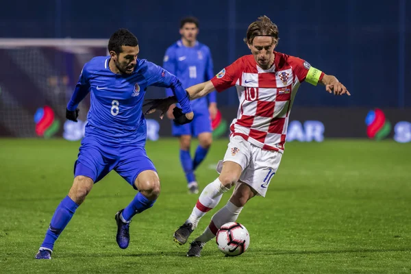 Zagreb, Hırvatistan - 21 Mart 2019: Uefa Euro 2020 Ön eleme turu. Hırvatistan Azerbaycan 'a karşı. Harekette Luka Modriç (10) ve Emin Makhmudov (8))