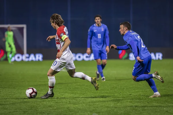 Zagreb, Hırvatistan - 21 Mart 2019: Uefa Euro 2020 Ön eleme turu. Hırvatistan Azerbaycan 'a karşı. Harekette Luka Modriç (10) ve Gara Garayev (2))