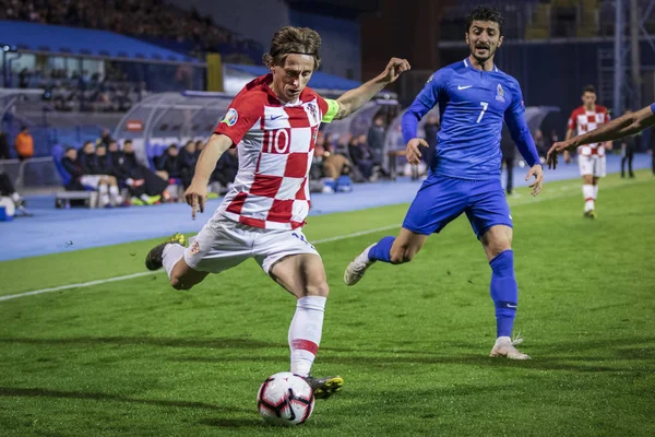 Zagreb, Hırvatistan - 21 Mart 2019: Uefa Euro 2020 Ön eleme turu. Hırvatistan Azerbaycan 'a karşı. Harekette Luka Modriç (10) ve Araz Abdullayev (7))