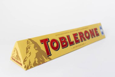 Zagreb, Hırvatistan - 23 Mart 2019: Beyaz arka planda Toblerone Swiss Milk Chocolate with Honey ve Badem Nougat. Toblerone 1908 yılında İsviçre 'nin Bern şehrinde Emil Baumann & Theodor Tobler tarafından yaratılmıştır..