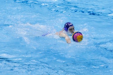 Zagreb, Hırvatistan - Nisan 05, 2019: Fina Water Polo Dünya Ligi 2019. İtalya Rusya 'ya karşı. Merkulov Daniil (7) top ile yüzüyor 