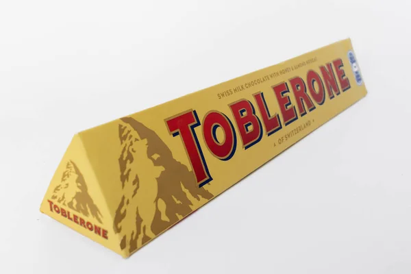 Zagreb, Hırvatistan - 23 Mart 2019: Beyaz arka planda Toblerone Swiss Milk Chocolate with Honey ve Badem Nougat. Toblerone 1908 yılında İsviçre 'nin Bern şehrinde Emil Baumann & Theodor Tobler tarafından yaratılmıştır..