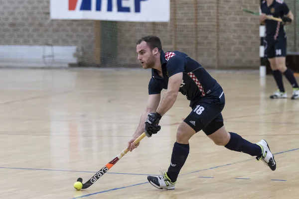 Zelina, Hırvatistan - 06 Ocak 2018: Hırvatistan Salon Kupası 2018. Mladost ve Hırvatistan arasındaki kapalı hokey maçı. Hokey oyuncuları iş başında.