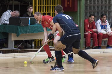 Zelina, Hırvatistan - 06 Ocak 2018: Hırvatistan Salon Kupası 2018. Mladost ve Hırvatistan arasındaki kapalı hokey maçı. Hokey oyuncuları iş başında.