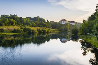 Özalj'ın Özalj kasabasındaki medival kalesi, Hırvatistan'Da ilk kez 1244'ten kalma 