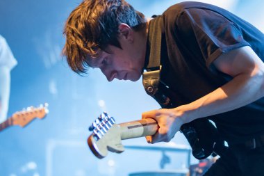 Zagreb, Hırvatistan - 17 Nisan 2018: İngiltere 'den Drift rock grubu Zagreb' deki Culture Factory 'de (Tvornica Kulture) sahne aldı. Kiran Roy (vokal, gitar) sahnede 