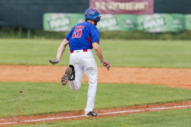 Karlovac, Hırvatistan - 26 Mayıs 2018: Euro Interleague Baseball maçı Beyzbol Kulübü Zagreb ile Bk Olimpija 83. Beyzbol vurucusu topa vuruyor. Koşucu iş başında