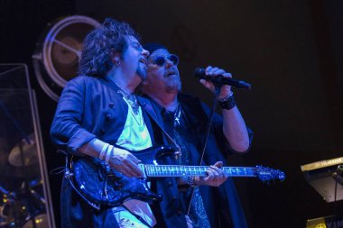 Zagreb, Hırvatistan - 09 Mart 2018: Amerikan rock grubu Toto, 40 Trips Around The Sun Tour 'da. Toto rock grubunun Joseph Williams şarkıcısı